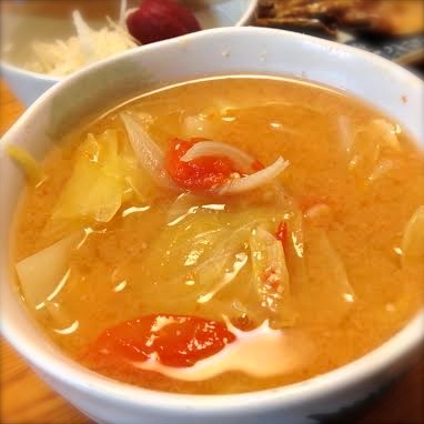 キャベツ・玉ねぎ・トマトの味噌汁