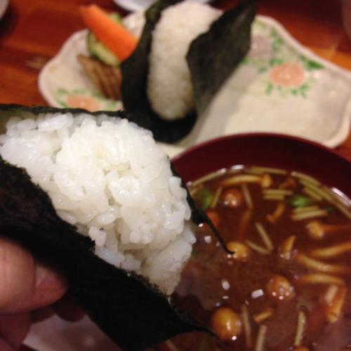 th_今日はなめこの赤だしで